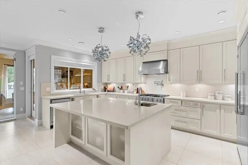 7158 RIDGEVIEW DRIVE - photo 4 of 40