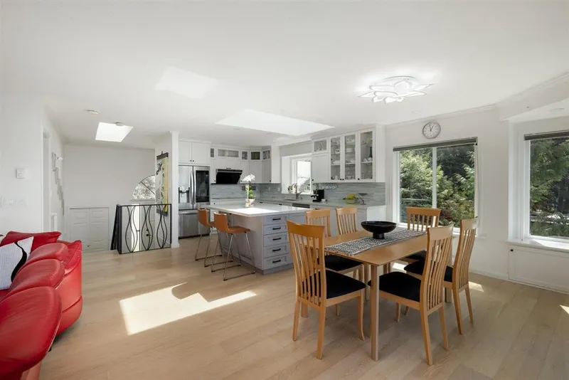 250 KELVIN GROVE WAY - photo 4 of 25