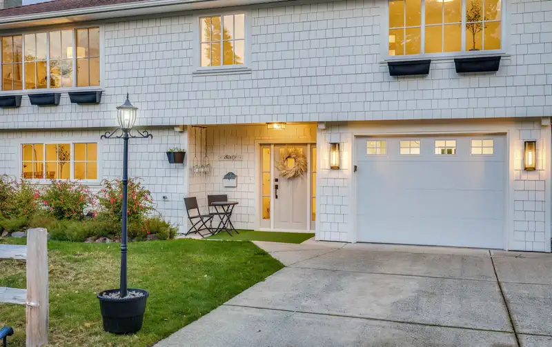 60 53A STREET - photo 2 of 27