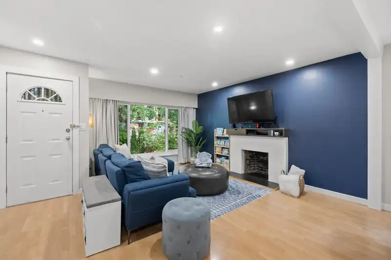 2036 E BROADWAY - photo 2 of 40