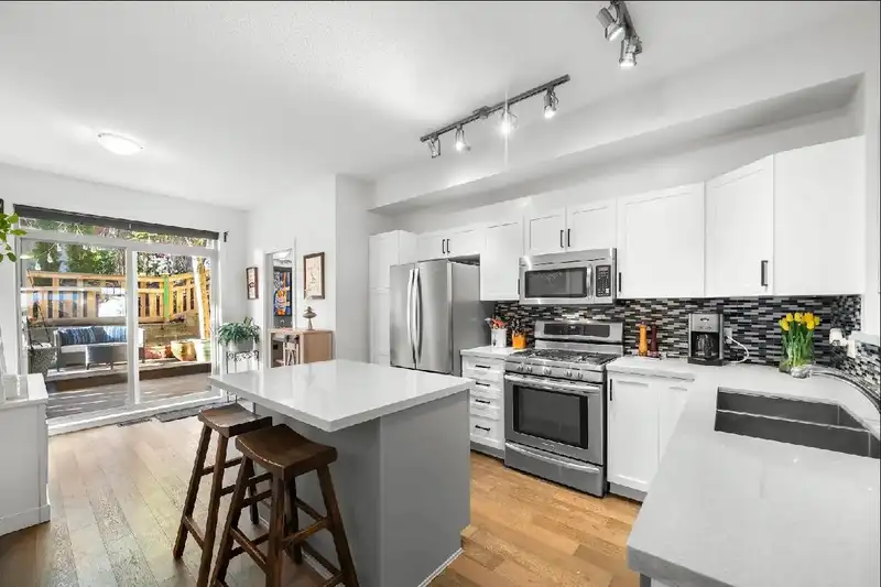 44 55 HAWTHORN DRIVE - photo 1 of 33