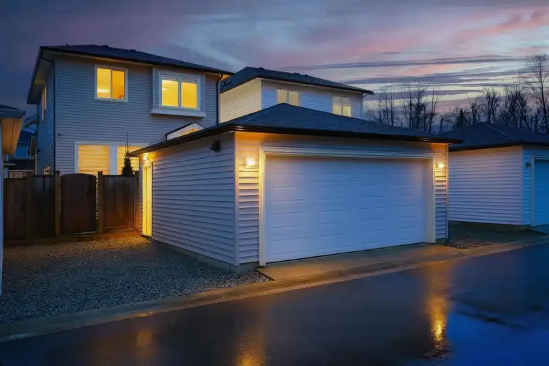 19623 75 AVENUE - photo 3 of 40