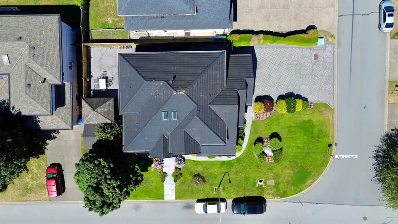 8253 151A STREET - photo 2 of 36
