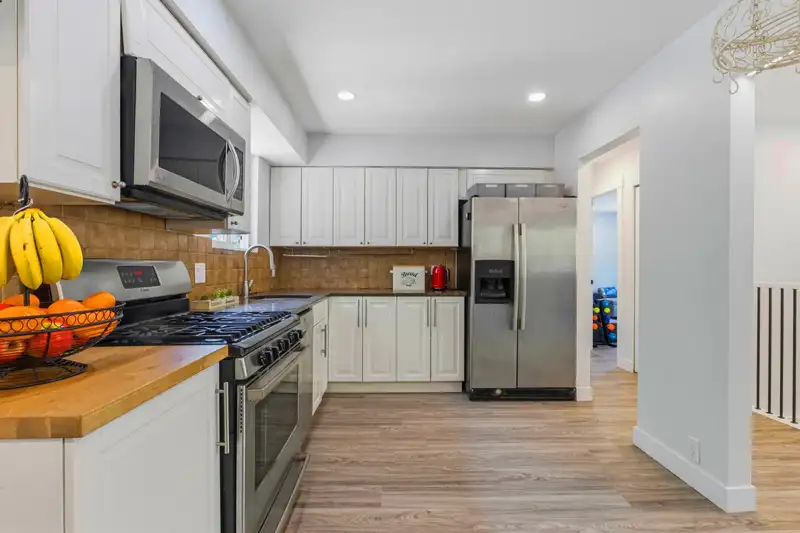 713 APPLEYARD COURT - photo 4 of 40