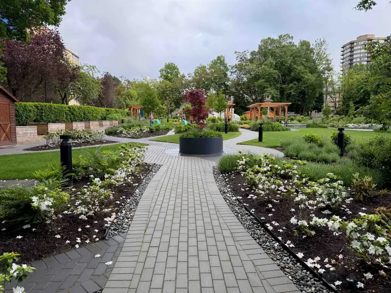 201 1740 NW COMOX STREET - photo 2 of 5