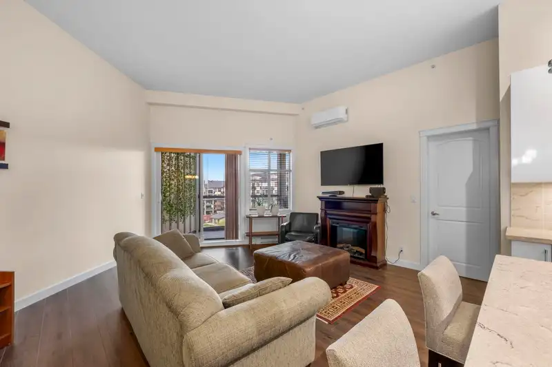 607 8526 202B STREET - photo 2 of 36
