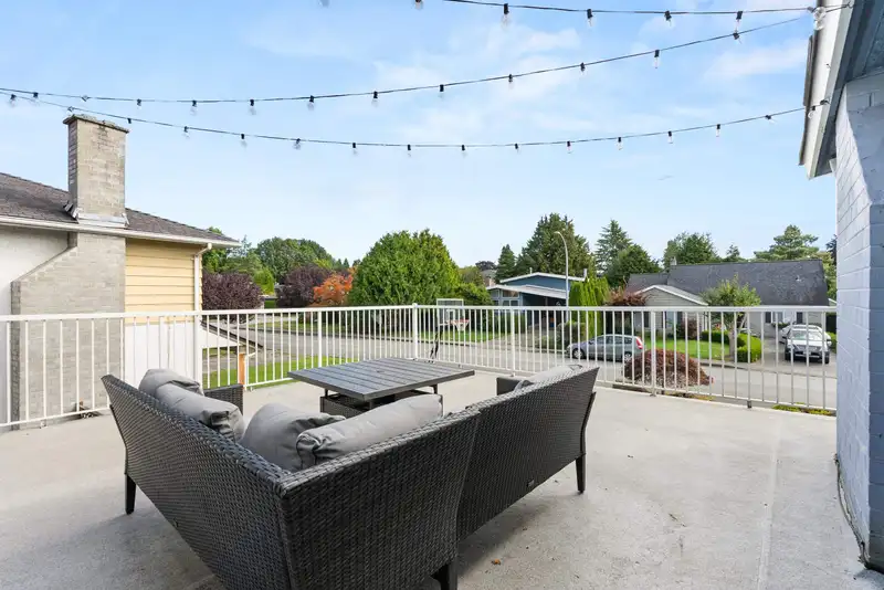 10671 ROSECROFT CRESCENT - photo 2 of 38
