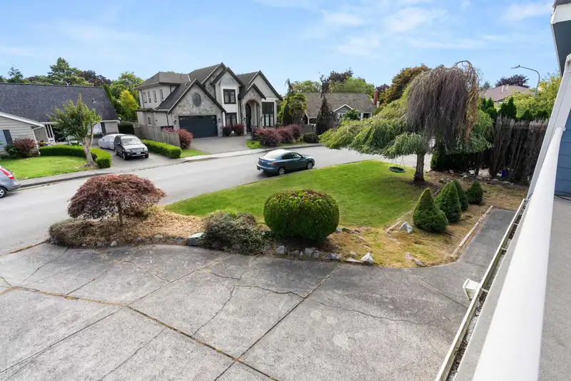 10671 ROSECROFT CRESCENT - photo 3 of 38