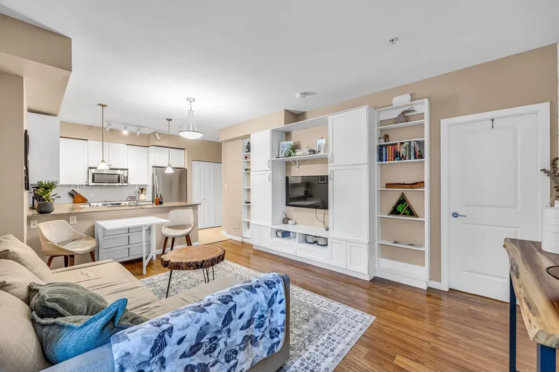 3 12 E ROYAL AVENUE - photo 3 of 25