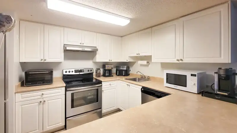 103 7095 133B STREET - photo 4 of 25