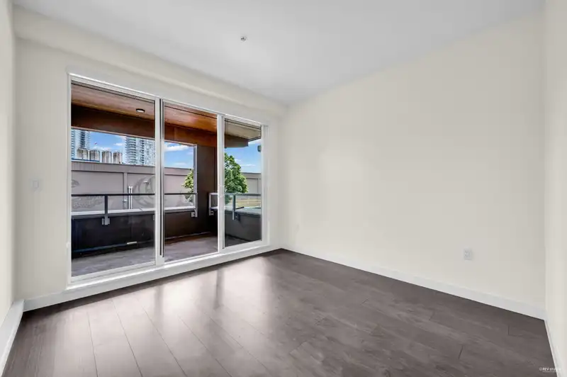 314 7133 14TH AVENUE - photo 2 of 34