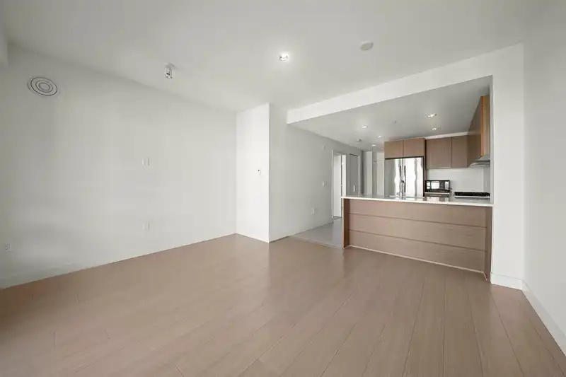 611 6033 GRAY AVENUE - photo 4 of 21