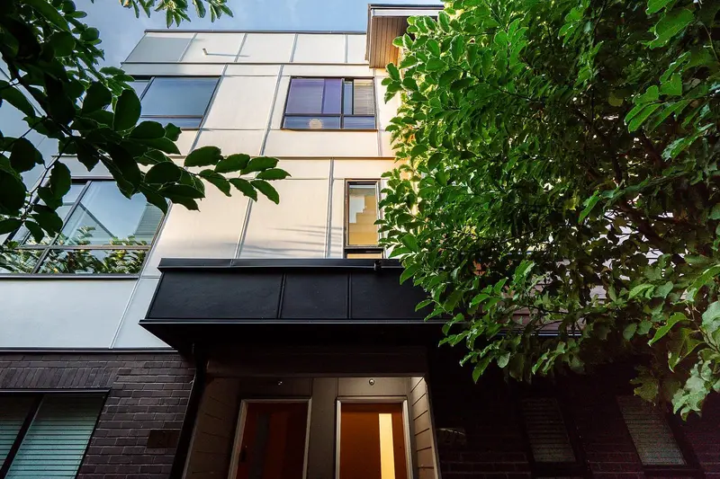 22 19749 55 AVENUE - photo 1 of 25