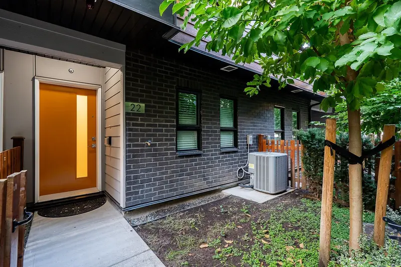 22 19749 55 AVENUE - photo 2 of 25