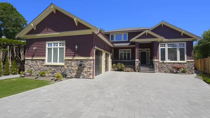 8760 FAIRDELL CRESCENT - photo 2 of 37