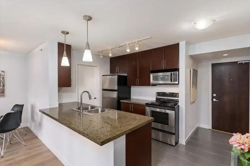 1805 58 KEEFER PLACE - photo 1 of 29