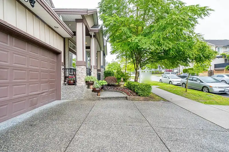 7682 146 STREET - photo 2 of 40