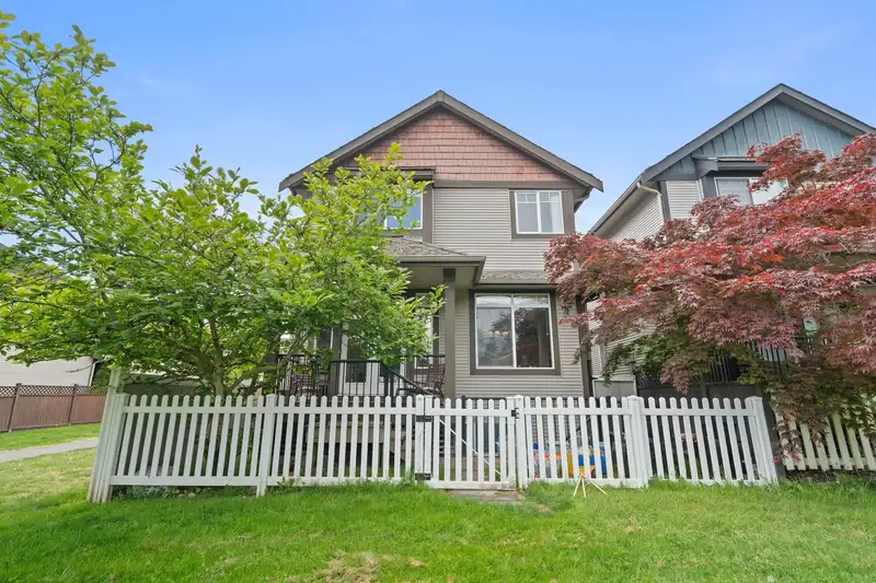 6652 195 STREET - photo 1 of 39