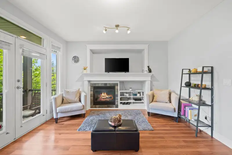 6652 195 STREET - photo 2 of 39