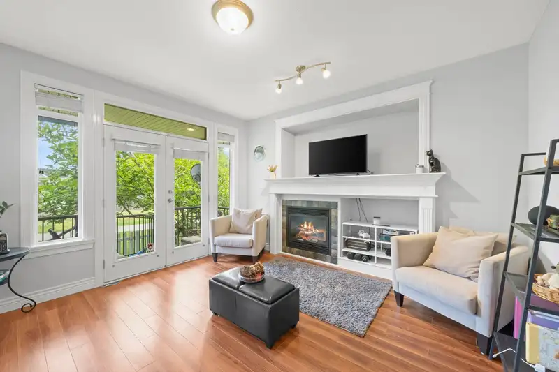 6652 195 STREET - photo 3 of 39