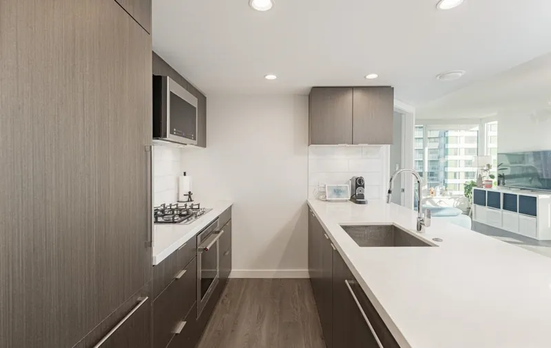 2907 8189 CAMBIE STREET - photo 3 of 25