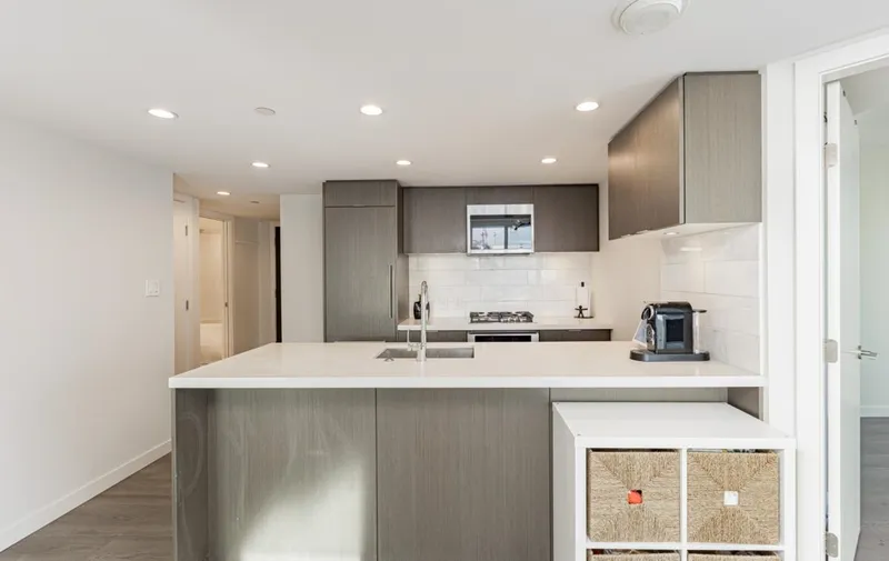 2907 8189 CAMBIE STREET - photo 4 of 25