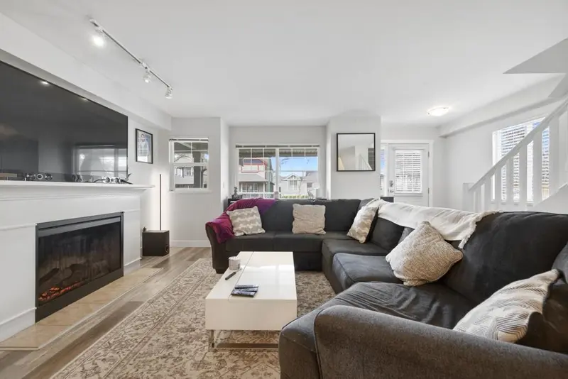 8 6568 193B STREET - photo 2 of 25