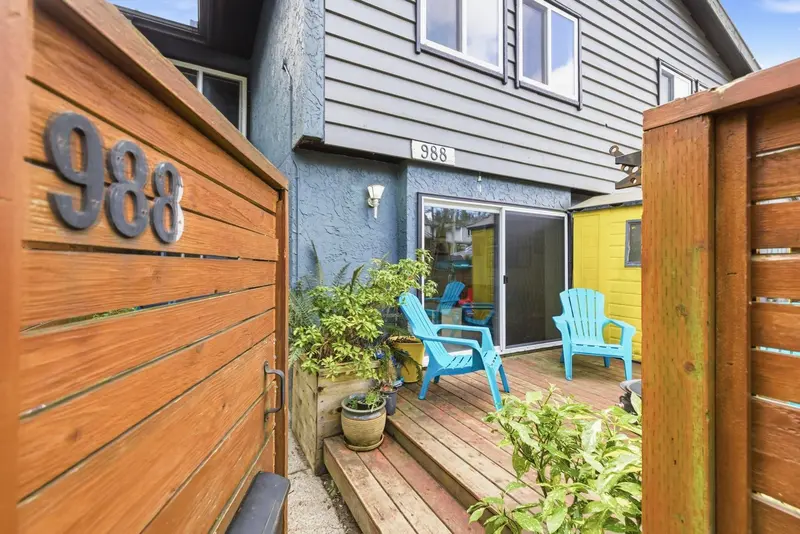 988 HOWIE AVENUE - photo 4 of 25