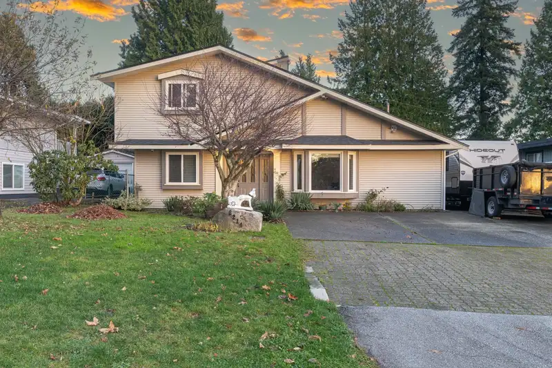 8214 152A STREET - photo 2 of 34