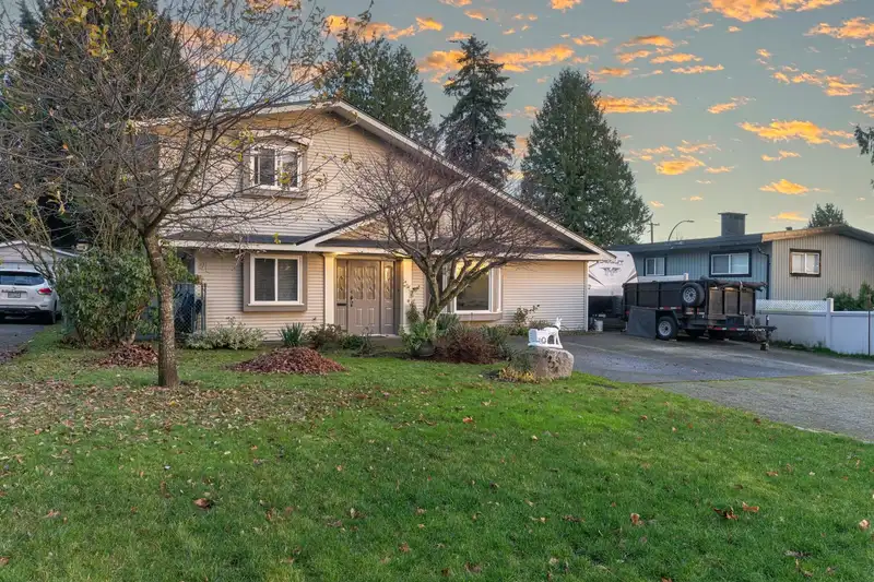 8214 152A STREET - photo 3 of 34