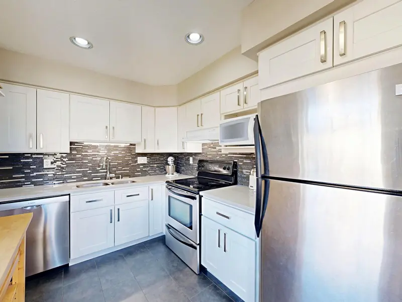 307 865 W 15TH AVENUE - photo 3 of 25