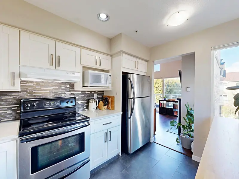 307 865 W 15TH AVENUE - photo 4 of 25