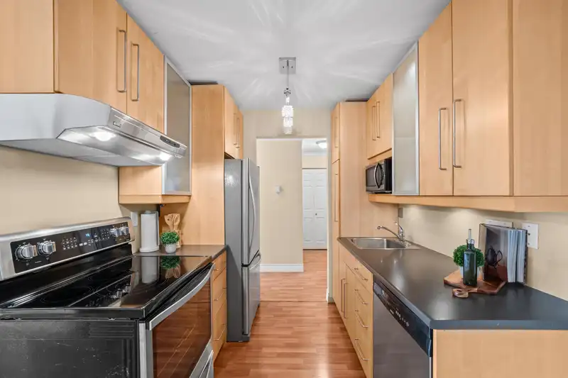 102 120 E 5TH STREET - photo 3 of 31