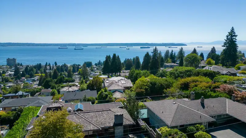 2545 QUEENS AVENUE - photo 1 of 4