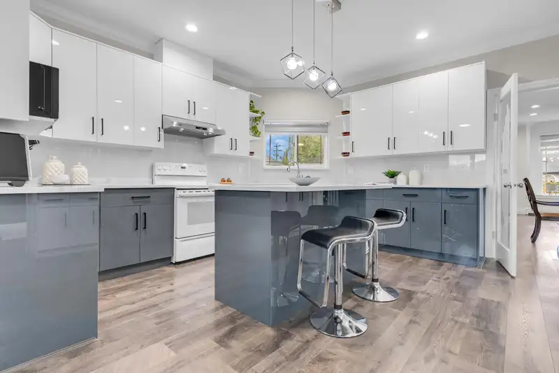 13185 73 AVENUE - photo 4 of 26