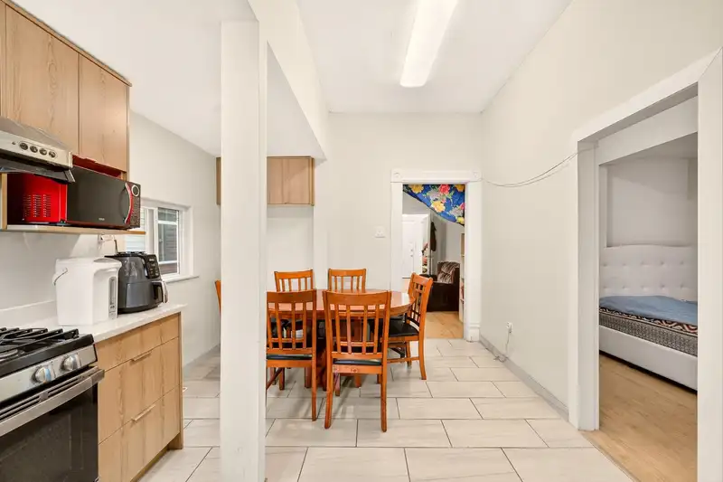 777 E PENDER STREET - photo 4 of 27