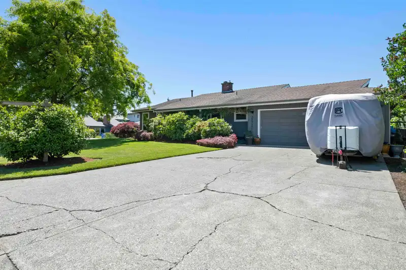 32721 BELLVUE CRESCENT - photo 3 of 40