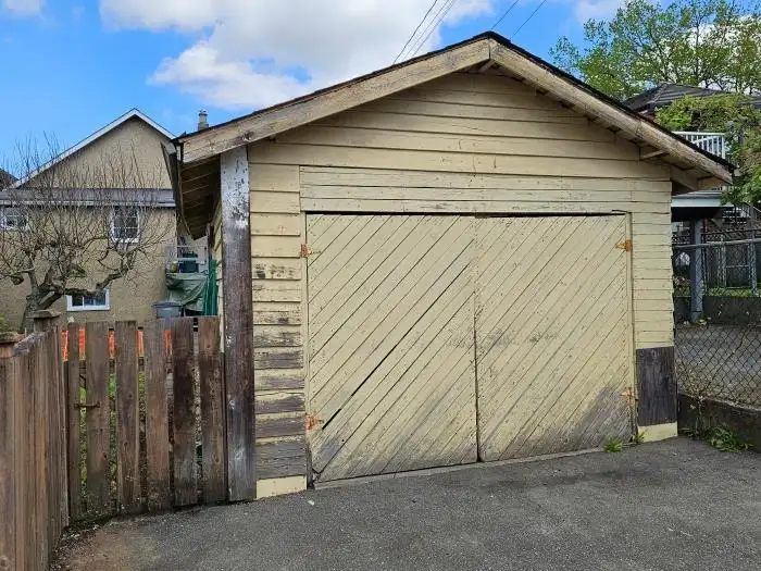 2056 E 32ND AVENUE - photo 3 of 3