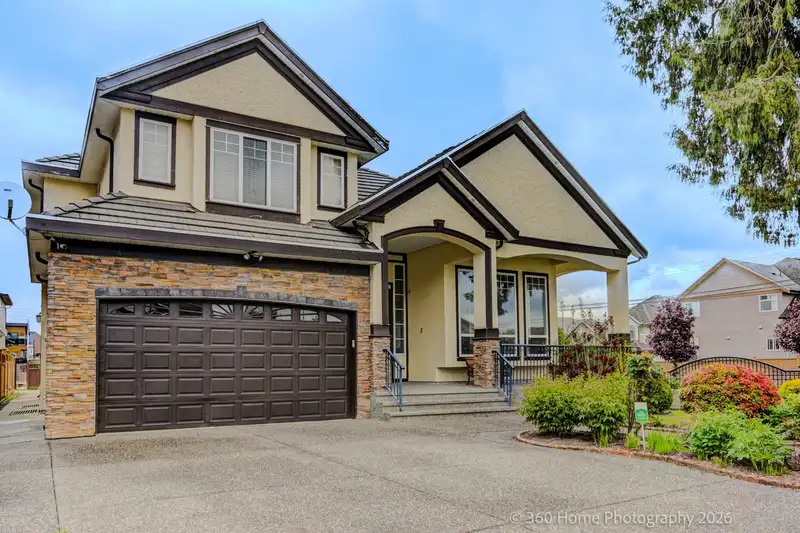 14995 71 AVENUE - photo 1 of 40