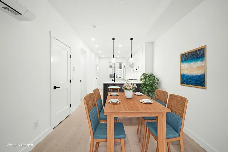 254 720 ROBINSON STREET - photo 3 of 25