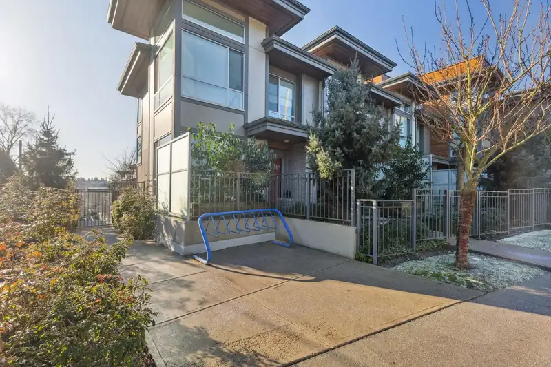 116 5460 BROADWAY - photo 3 of 30