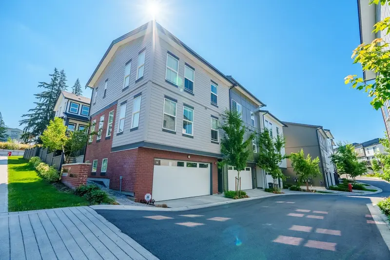 37 20246 81 AVENUE - photo 2 of 25