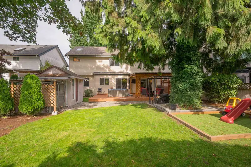 20868 95A AVENUE - photo 2 of 36
