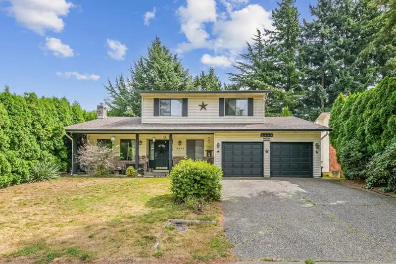 3754 NANAIMO CRESCENT - photo 1 of 31