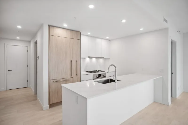 2704 537 COTTONWOOD AVENUE - photo 2 of 9