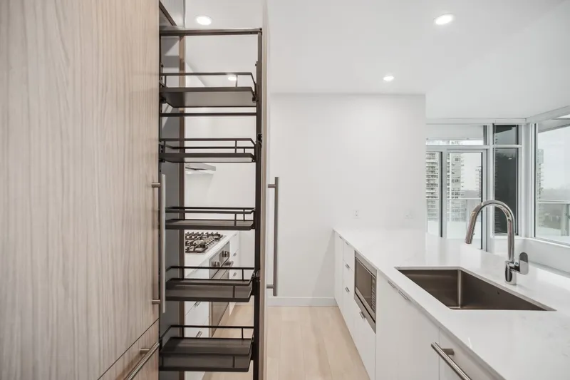 2704 537 COTTONWOOD AVENUE - photo 3 of 9