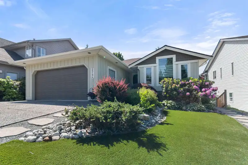 35194 CHRISTINA PLACE - photo 3 of 40