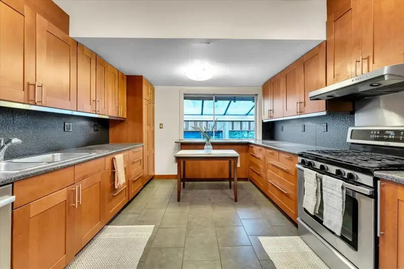 360 KEITH ROAD - photo 4 of 32