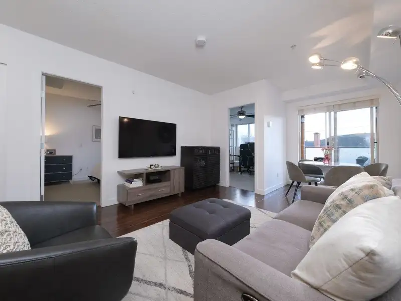 202 702 E KING EDWARD AVENUE - photo 4 of 24