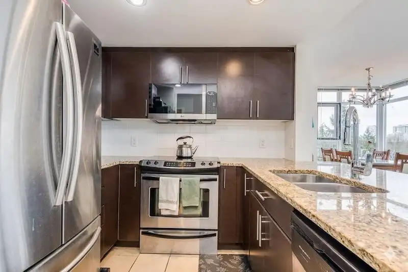 806 575 DELESTRE AVENUE - photo 4 of 21